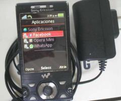 Sony Ericsson W995 con su cargador, acceso a redes sociales y whatsapp