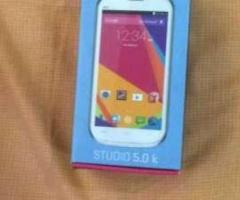 Blu Studio 5.0 D530k En su caja con sus accesorios